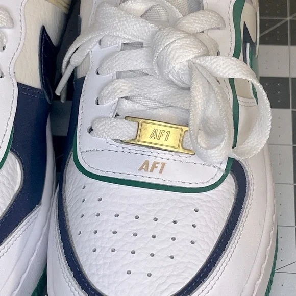 Nike Af1 shadow brand new
White/Malachite/Sesame/Midnight Navy
NWOT - Picture 11 of 13